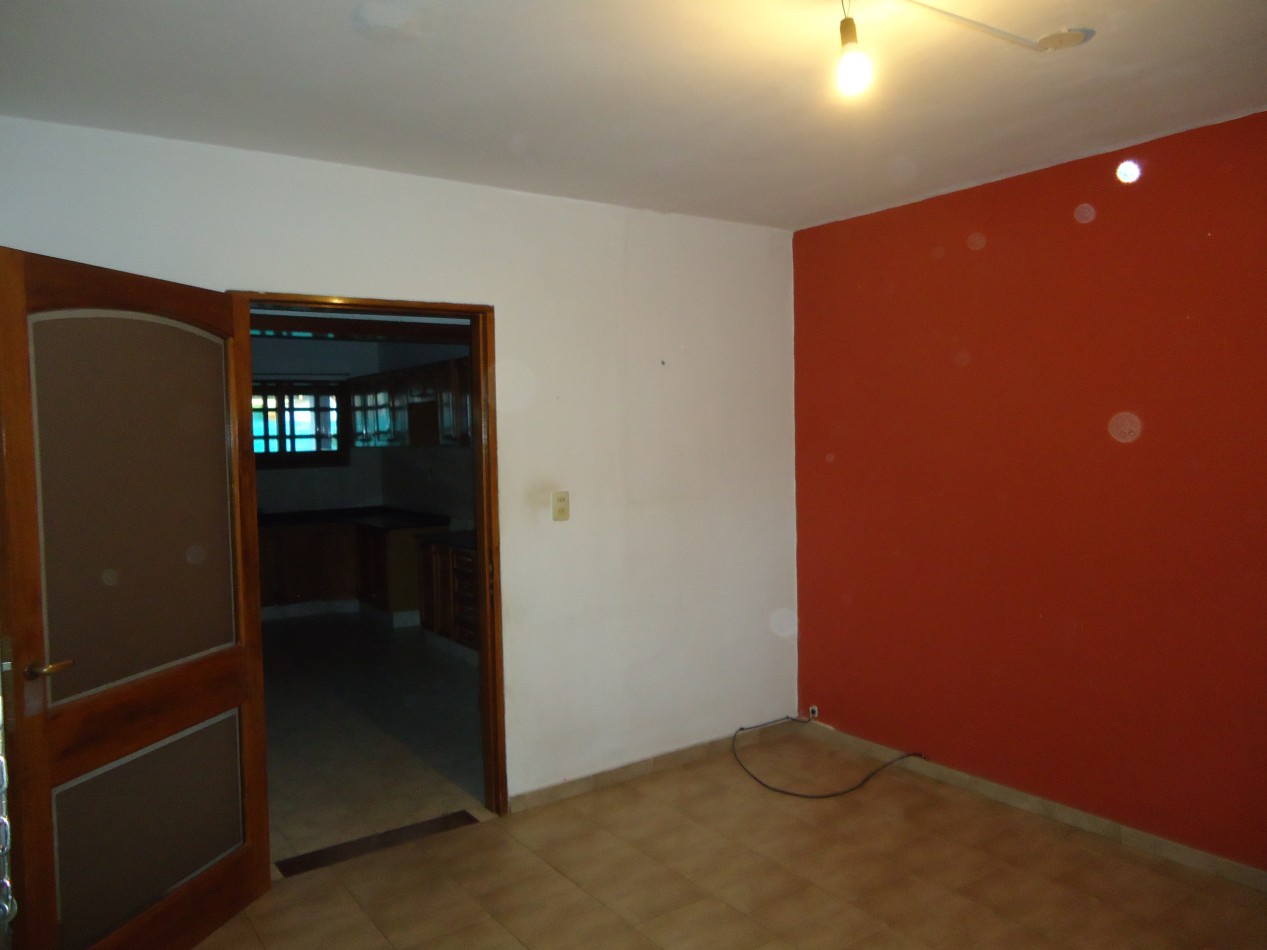 B° Los naranjos, sobre calle Maestro Vidal, impecable.-