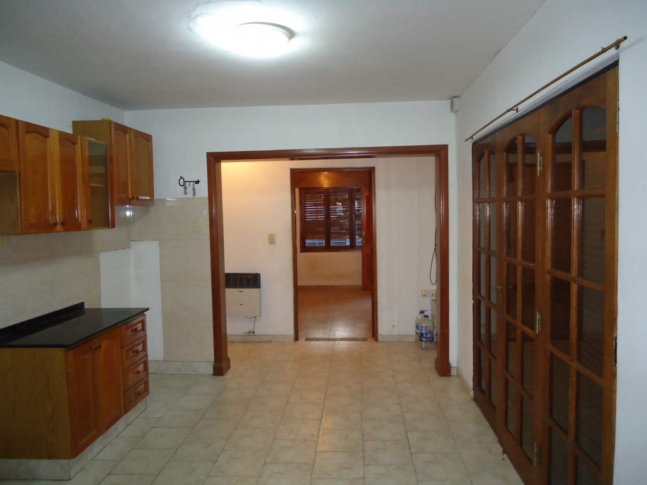 B° Los naranjos, sobre calle Maestro Vidal, impecable.-