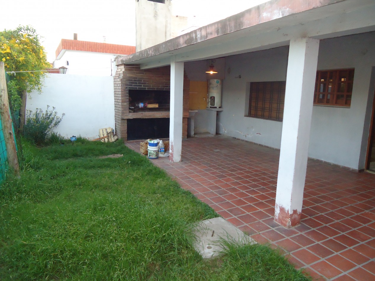 B° Los naranjos, sobre calle Maestro Vidal, impecable.-