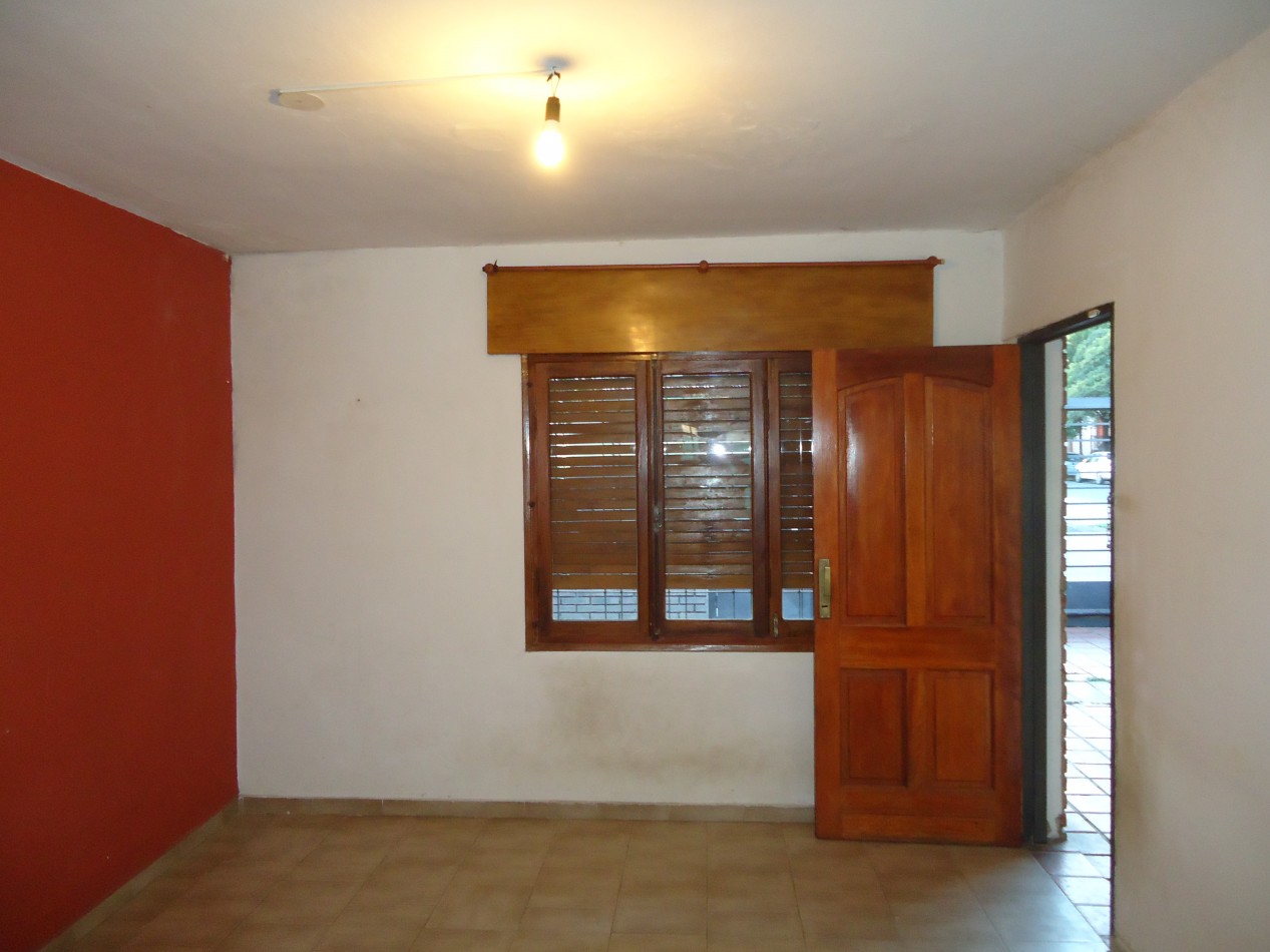 B° Los naranjos, sobre calle Maestro Vidal, impecable.-