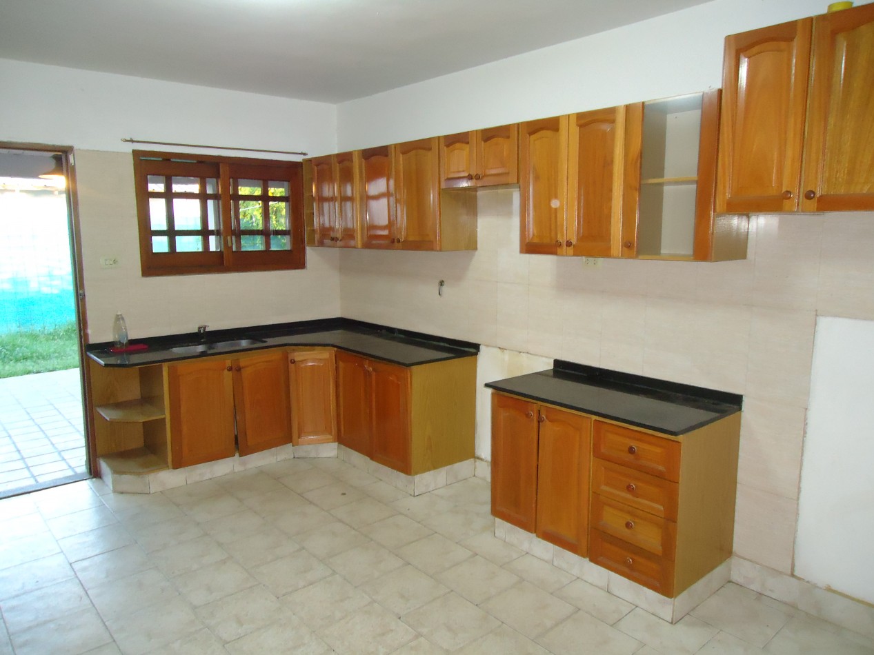 B° Los naranjos, sobre calle Maestro Vidal, impecable.-