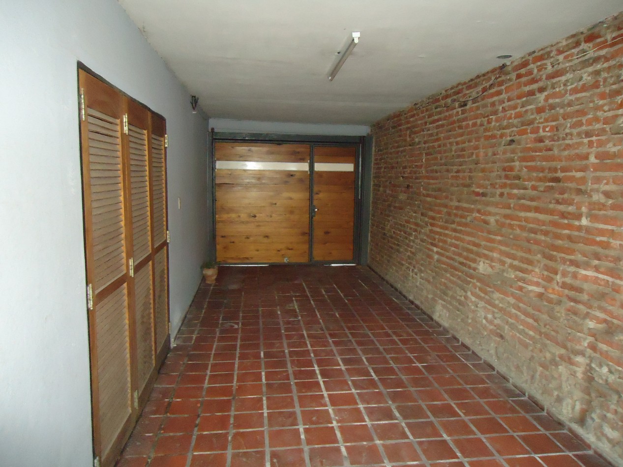 B° Los naranjos, sobre calle Maestro Vidal, impecable.-