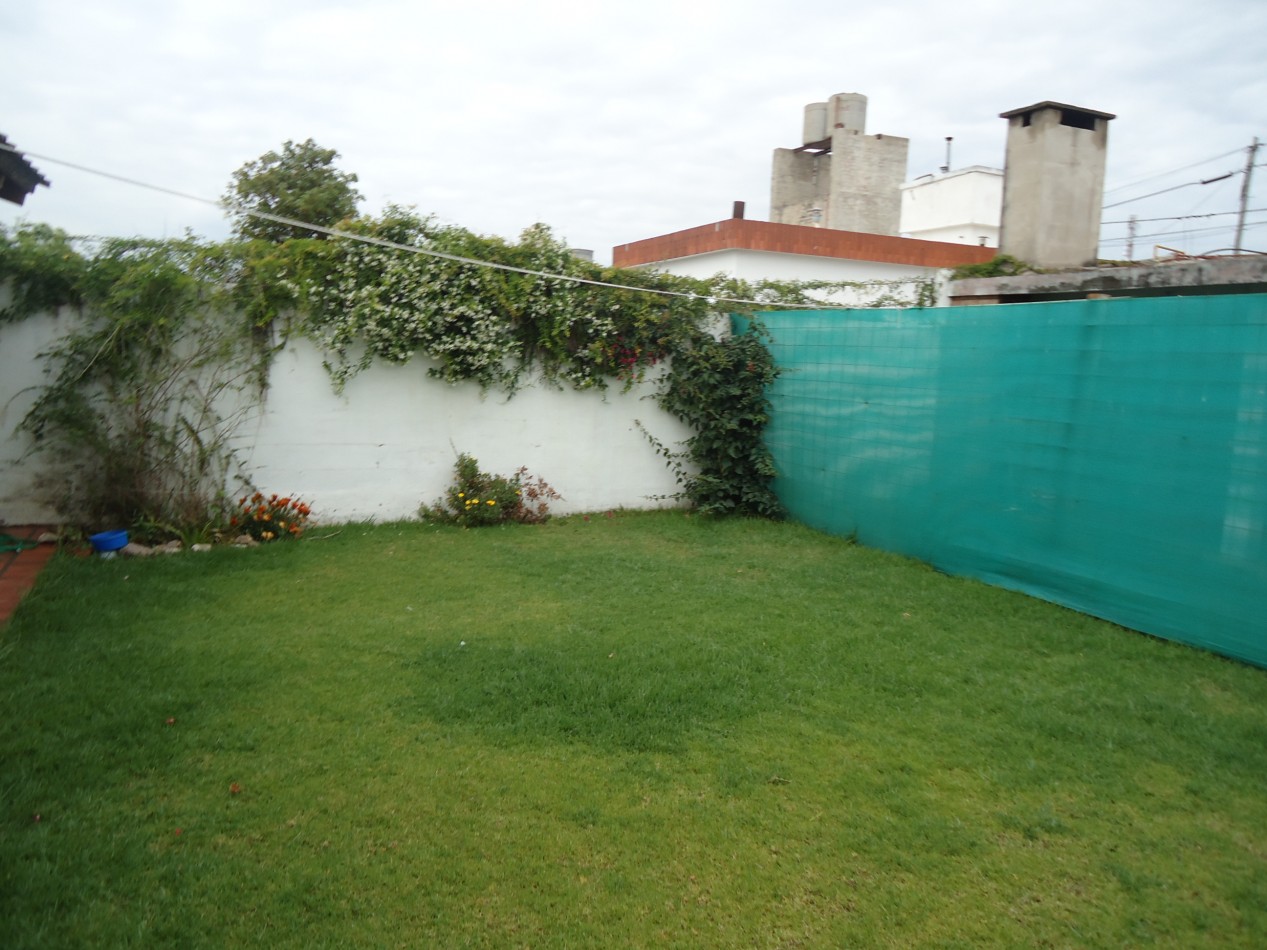 B° Los naranjos, sobre calle Maestro Vidal, impecable.-
