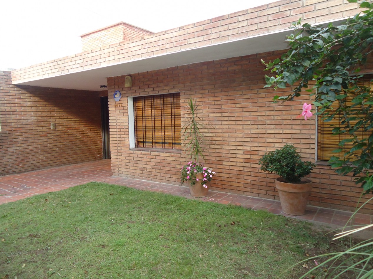 B° Los naranjos, sobre calle Maestro Vidal, impecable.-