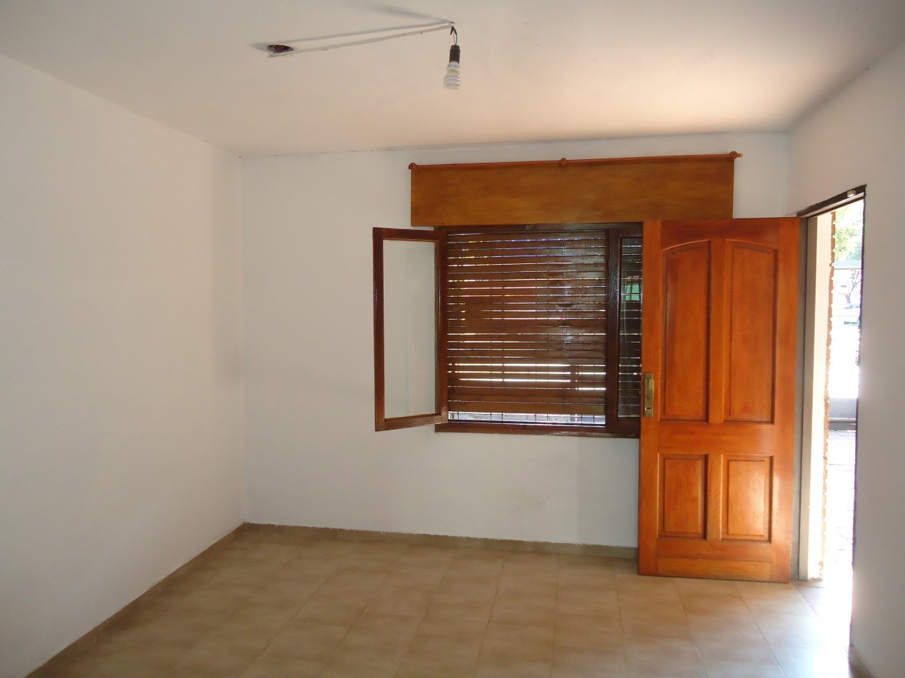 B° Los naranjos, sobre calle Maestro Vidal, impecable.-