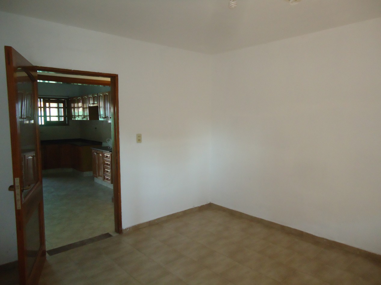 B° Los naranjos, sobre calle Maestro Vidal, impecable.-