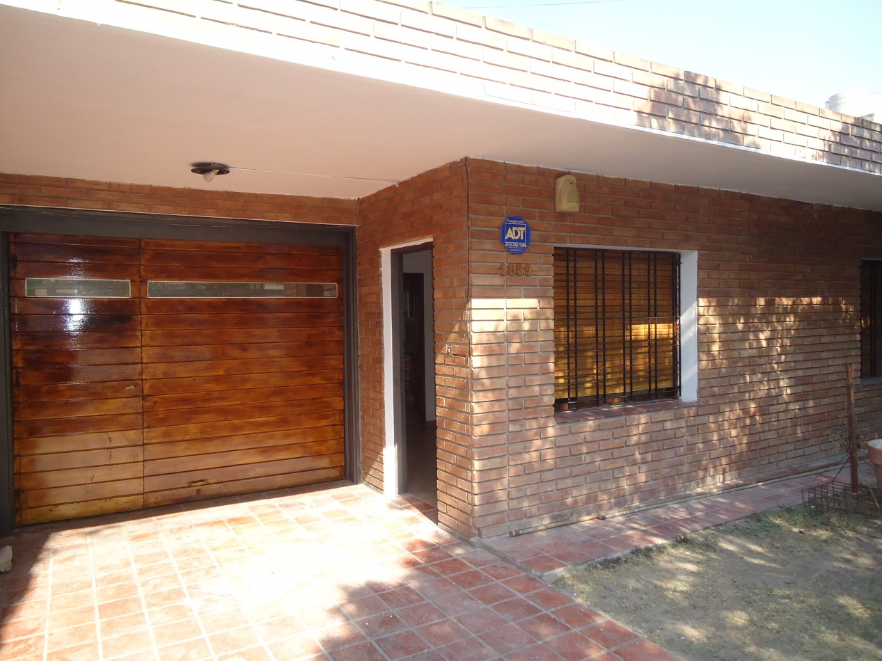 B° Los naranjos, sobre calle Maestro Vidal, impecable.-
