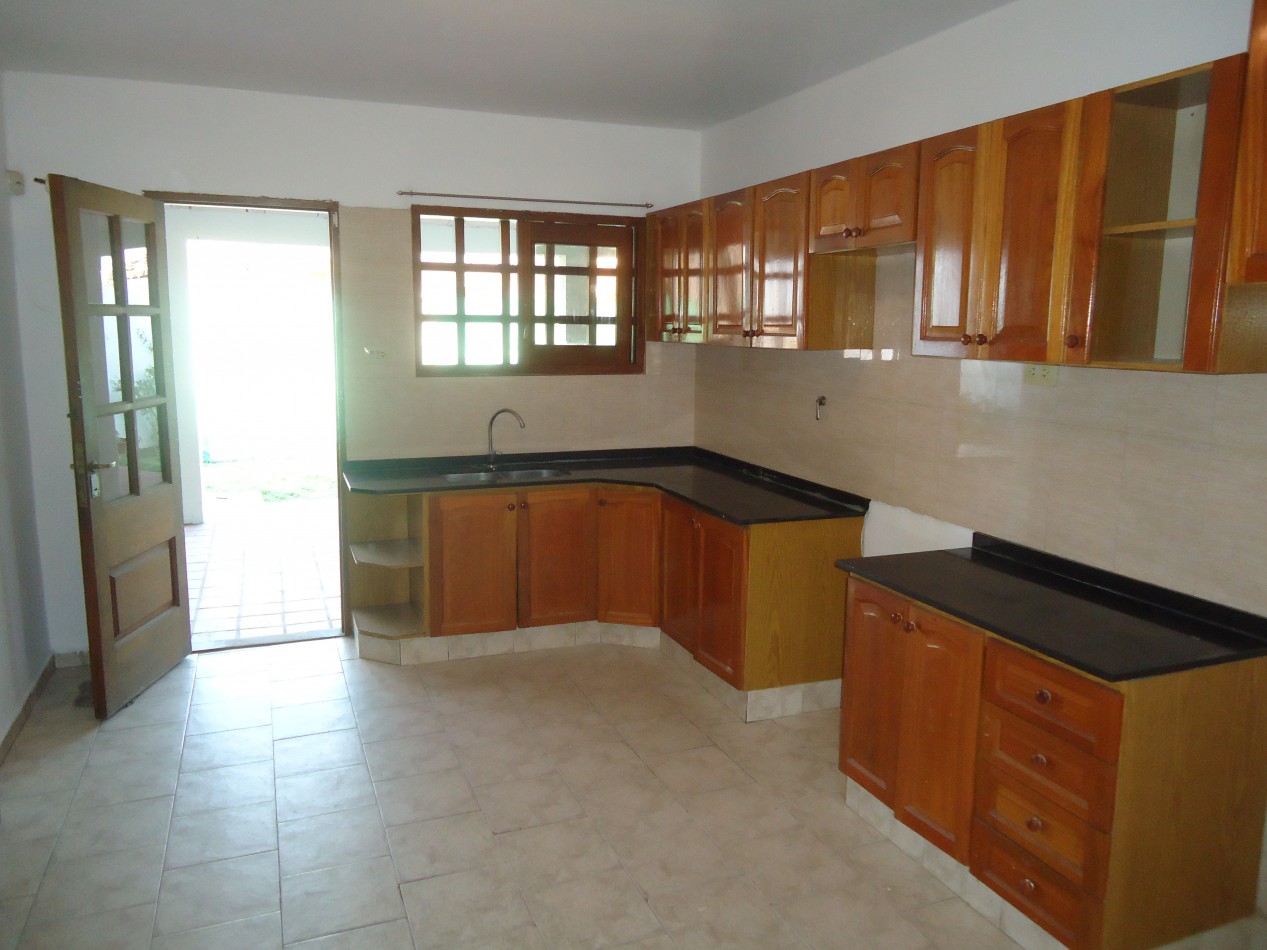 B° Los naranjos, sobre calle Maestro Vidal, impecable.-