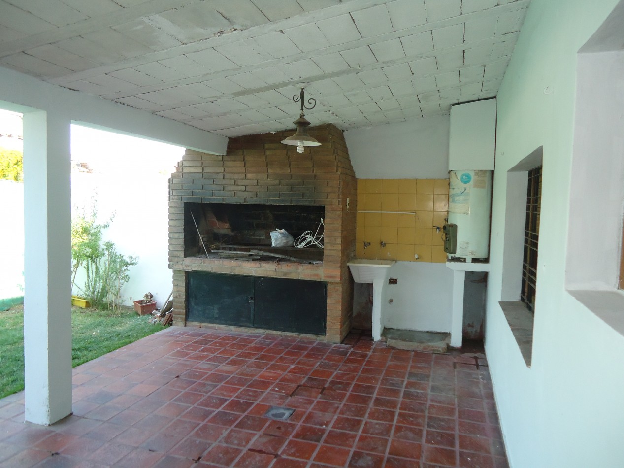 B° Los naranjos, sobre calle Maestro Vidal, impecable.-
