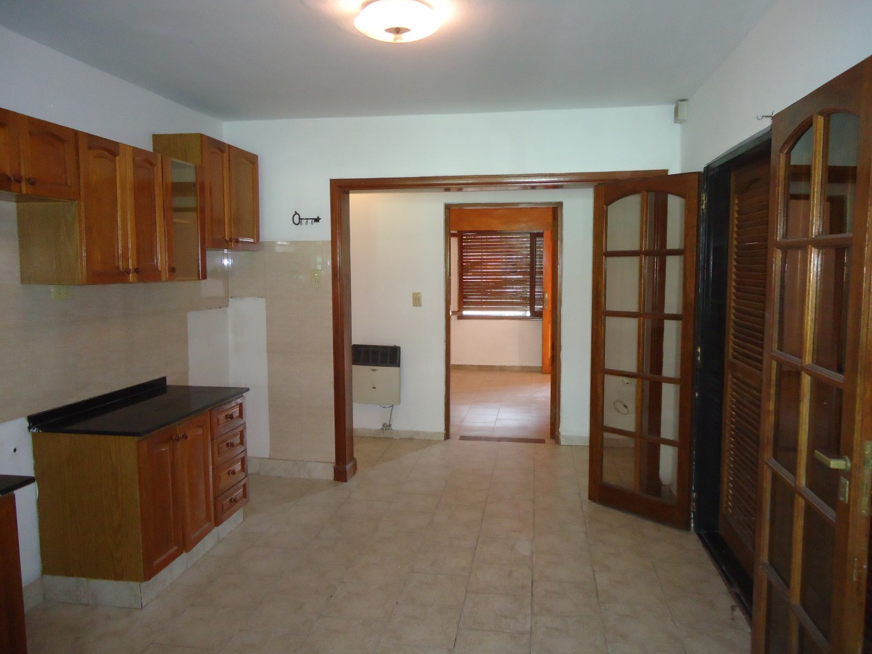 B° Los naranjos, sobre calle Maestro Vidal, impecable.-
