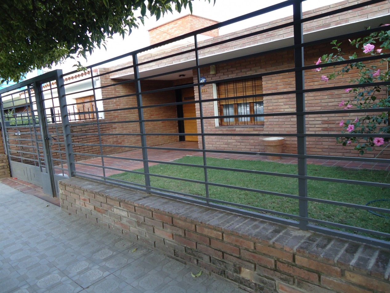 B° Los naranjos, sobre calle Maestro Vidal, impecable.-