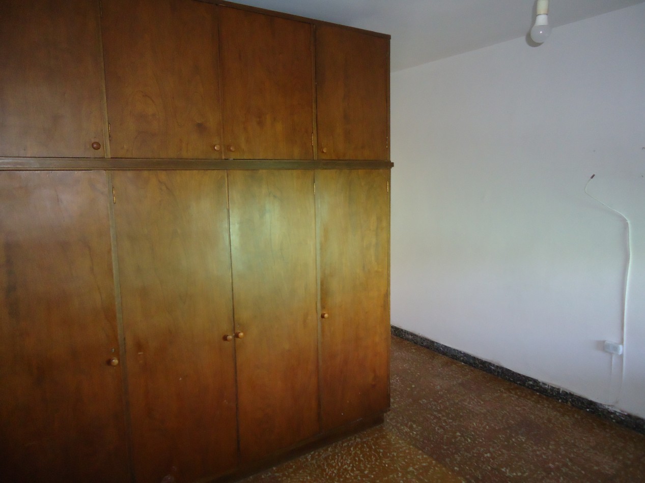 B° Los naranjos, sobre calle Maestro Vidal, impecable.-