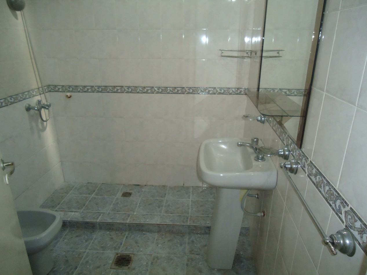 B° Los naranjos, sobre calle Maestro Vidal, impecable.-