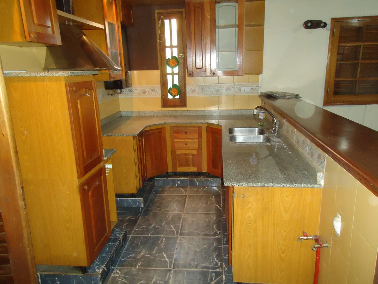 B° Los naranjos, sobre calle Maestro Vidal, impecable.-