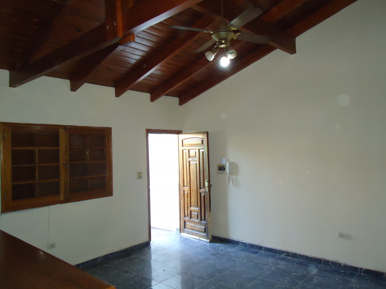 B° Los naranjos, sobre calle Maestro Vidal, impecable.-