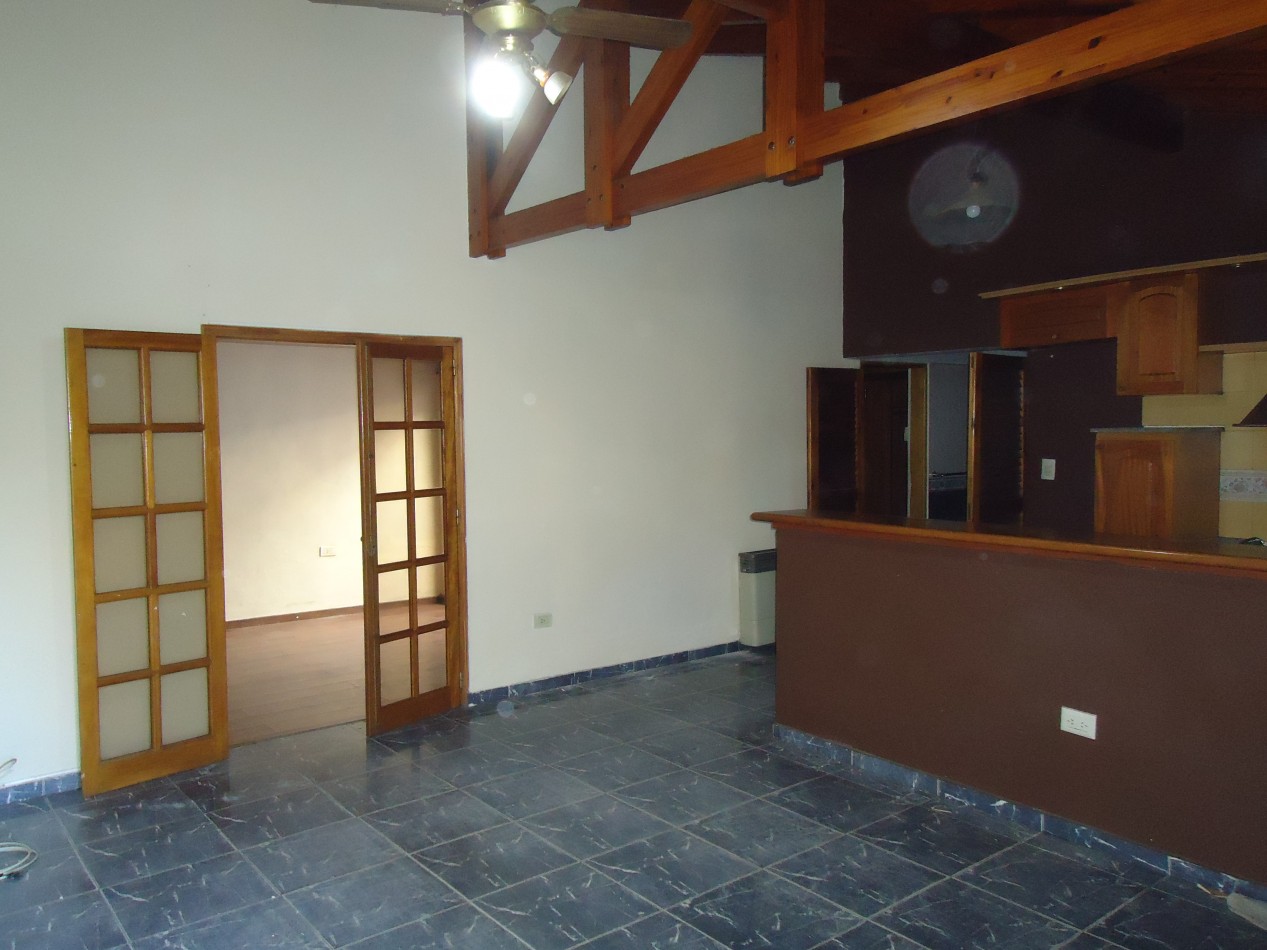 B° Los naranjos, sobre calle Maestro Vidal, impecable.-