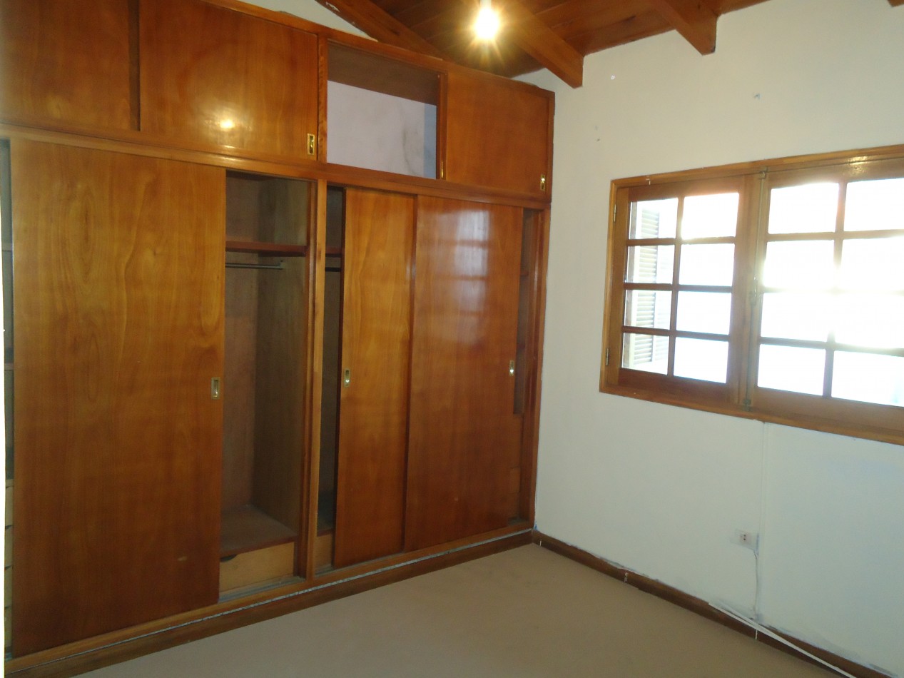 B° Los naranjos, sobre calle Maestro Vidal, impecable.-