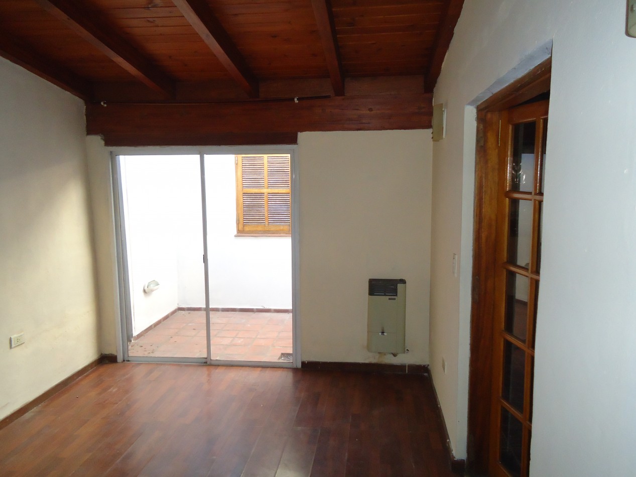 B° Los naranjos, sobre calle Maestro Vidal, impecable.-