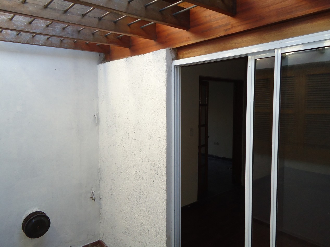 B° Los naranjos, sobre calle Maestro Vidal, impecable.-