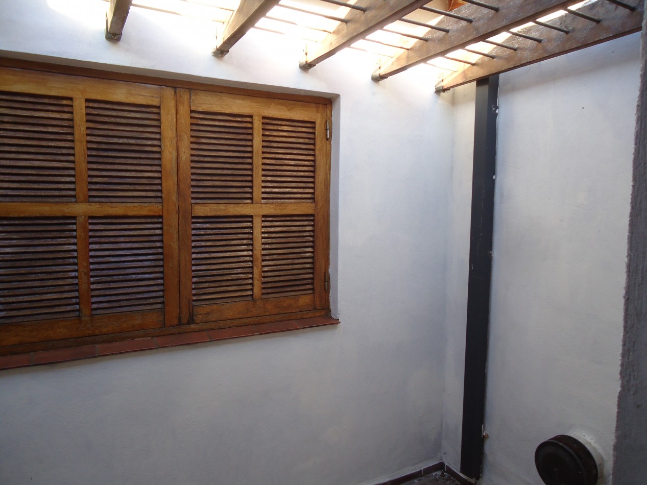 B° Los naranjos, sobre calle Maestro Vidal, impecable.-