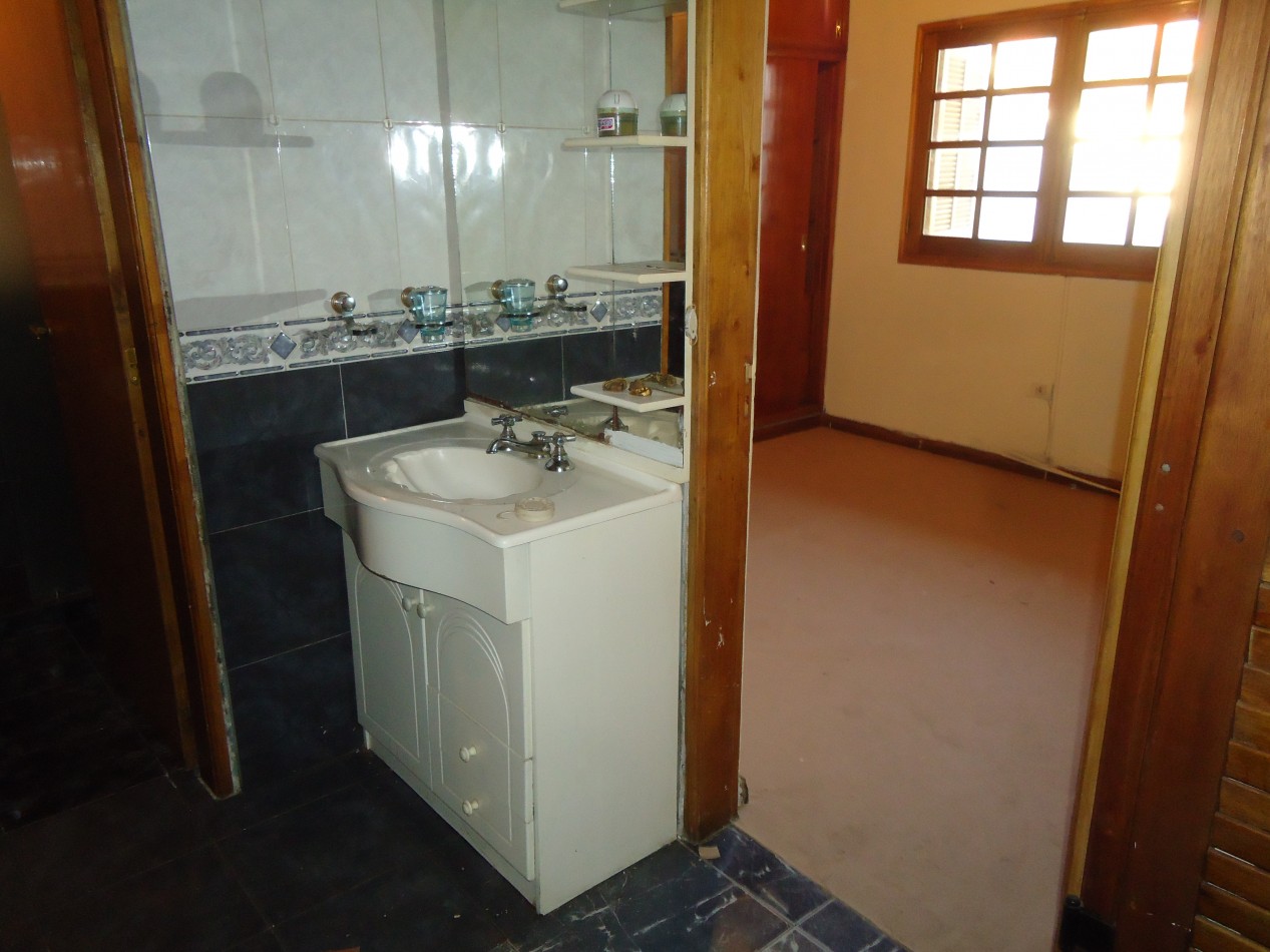B° Los naranjos, sobre calle Maestro Vidal, impecable.-