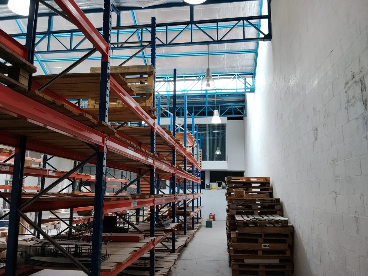 A METROS DE RUTA 20 IMPECABLE GALPON ( B° ROSEDAL) 