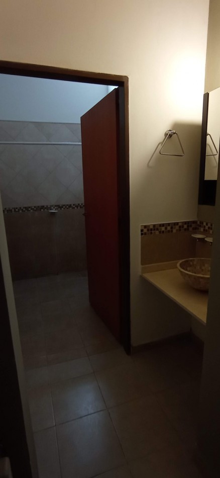 ROSEDAL, IMPECABLE VIVIENDA A UNA CUADRA DE RUTA 20.- 