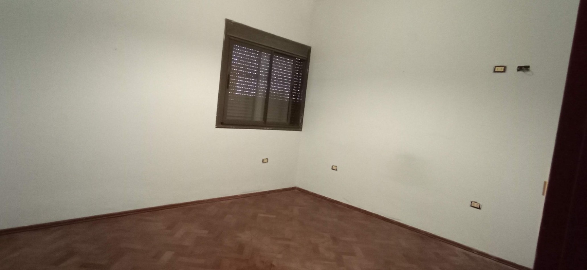 ROSEDAL, IMPECABLE VIVIENDA A UNA CUADRA DE RUTA 20.- 