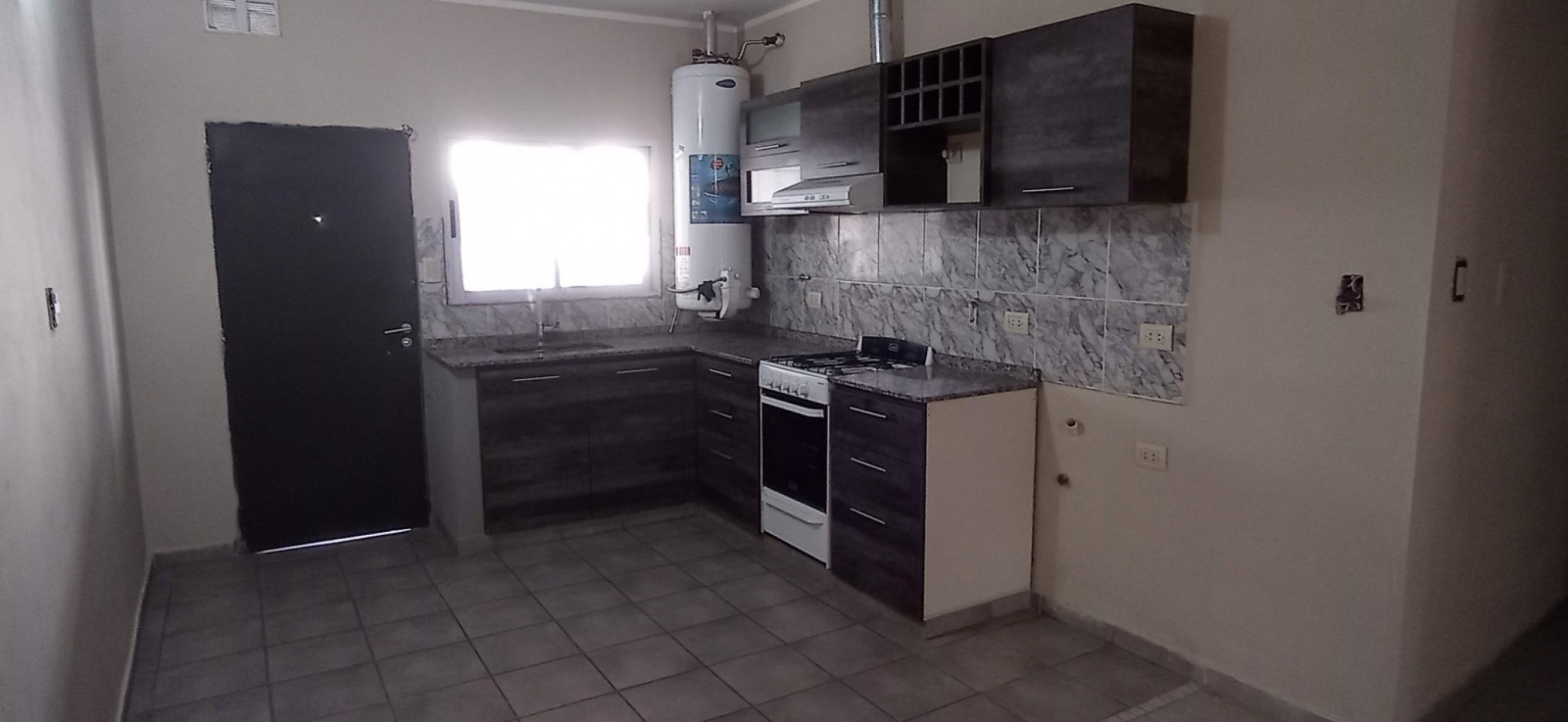 ROSEDAL, IMPECABLE VIVIENDA A UNA CUADRA DE RUTA 20.- 