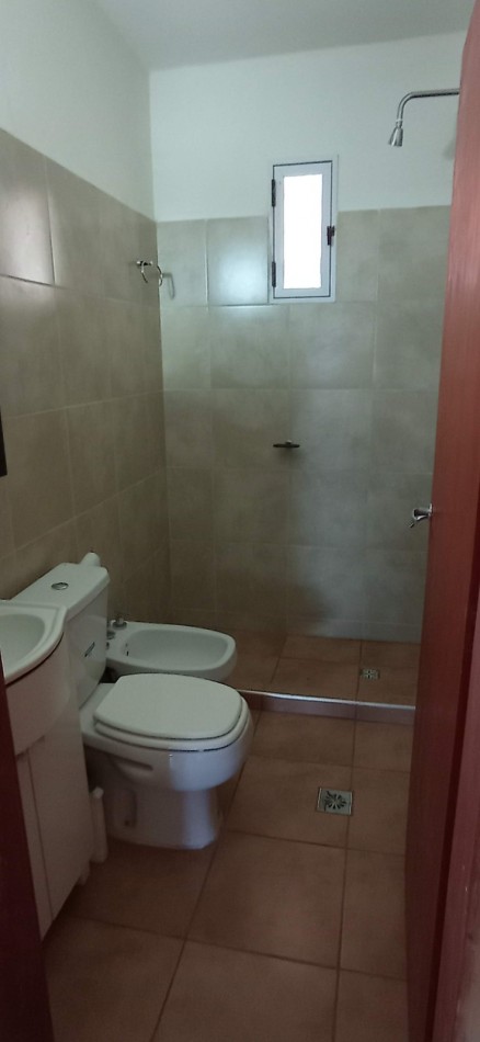 ROSEDAL, IMPECABLE VIVIENDA A UNA CUADRA DE RUTA 20.- 