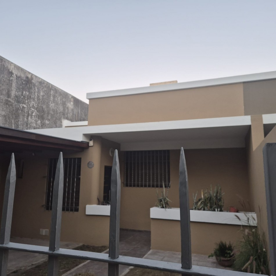 ROSEDAL, IMPECABLE VIVIENDA A UNA CUADRA DE RUTA 20.- 
