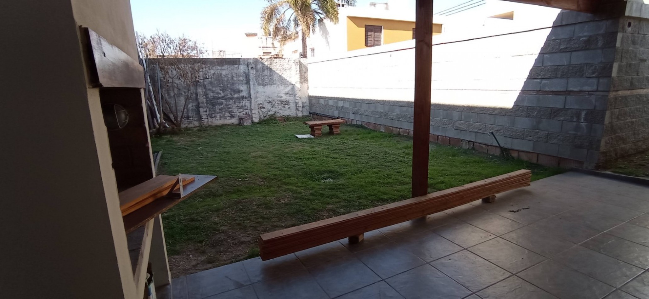 ROSEDAL, IMPECABLE VIVIENDA A UNA CUADRA DE RUTA 20.- 
