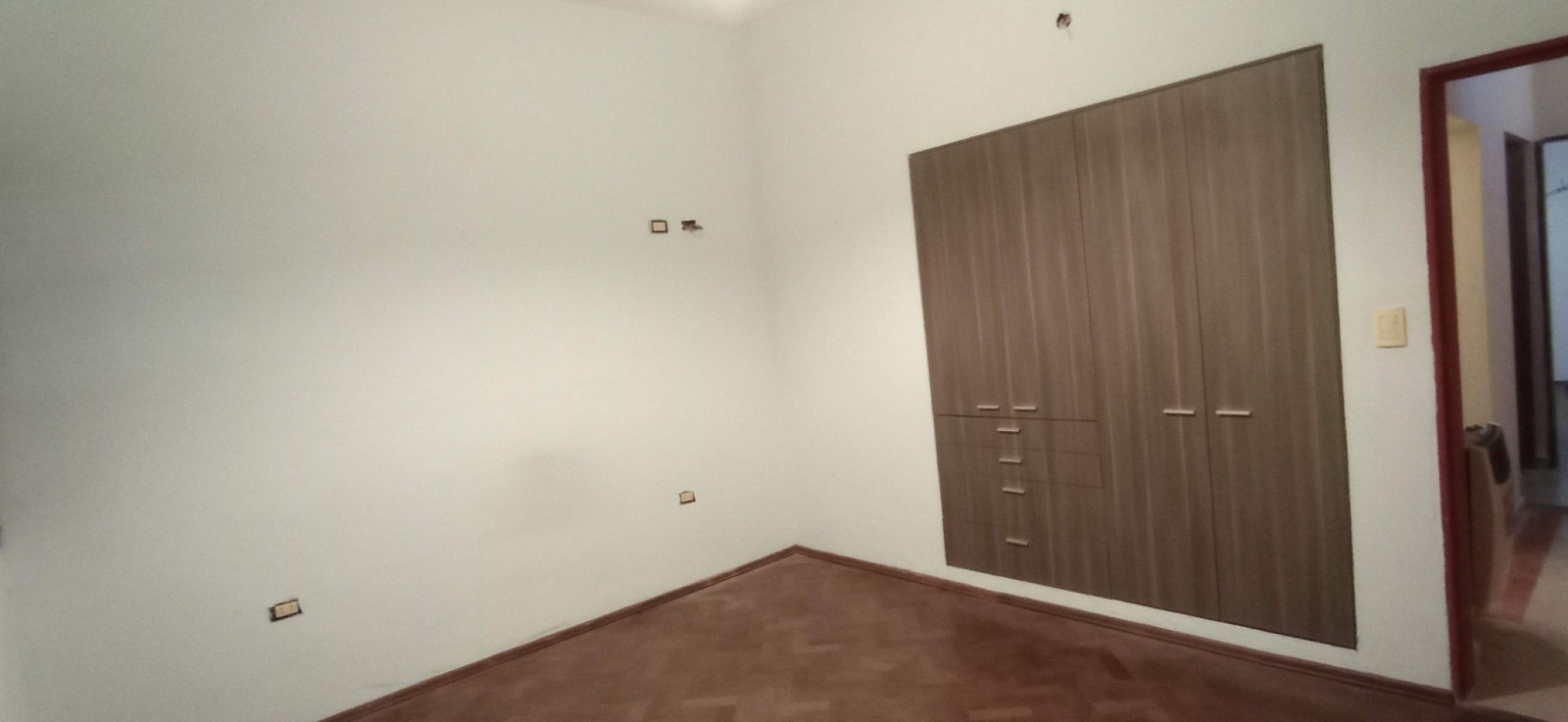 ROSEDAL, IMPECABLE VIVIENDA A UNA CUADRA DE RUTA 20.- 