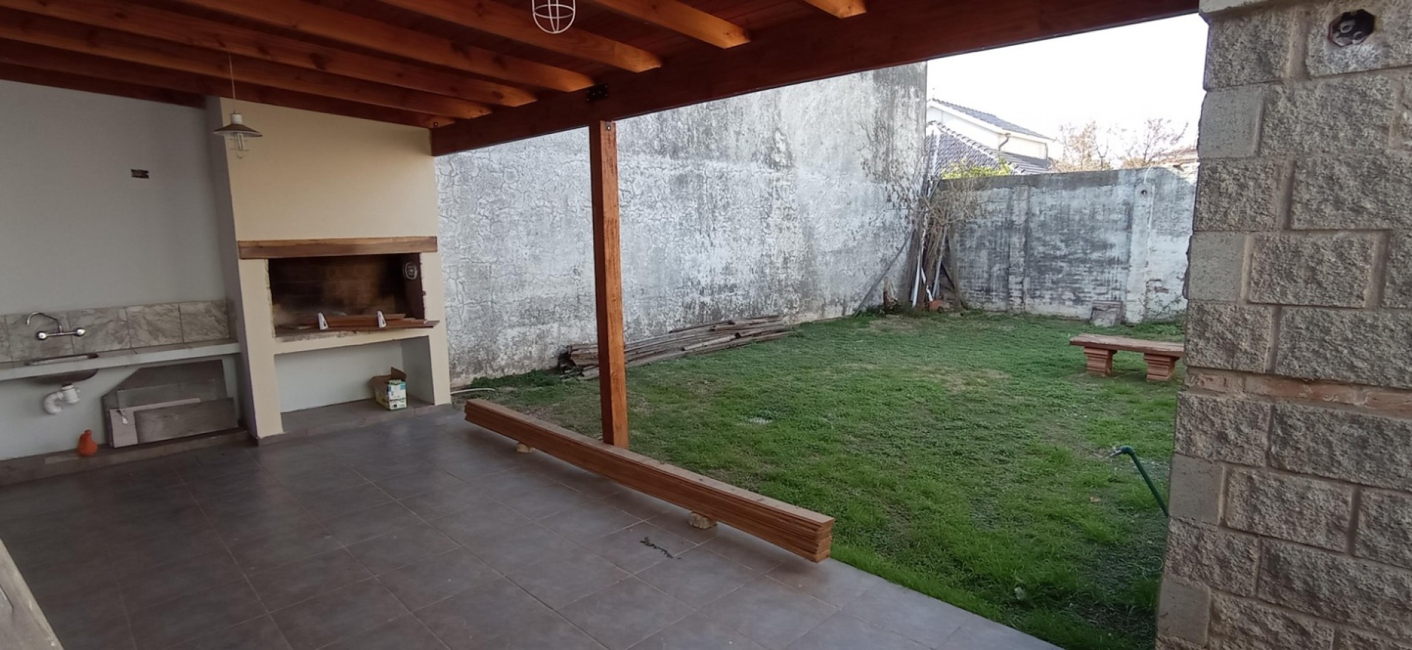 ROSEDAL, IMPECABLE VIVIENDA A UNA CUADRA DE RUTA 20.- 