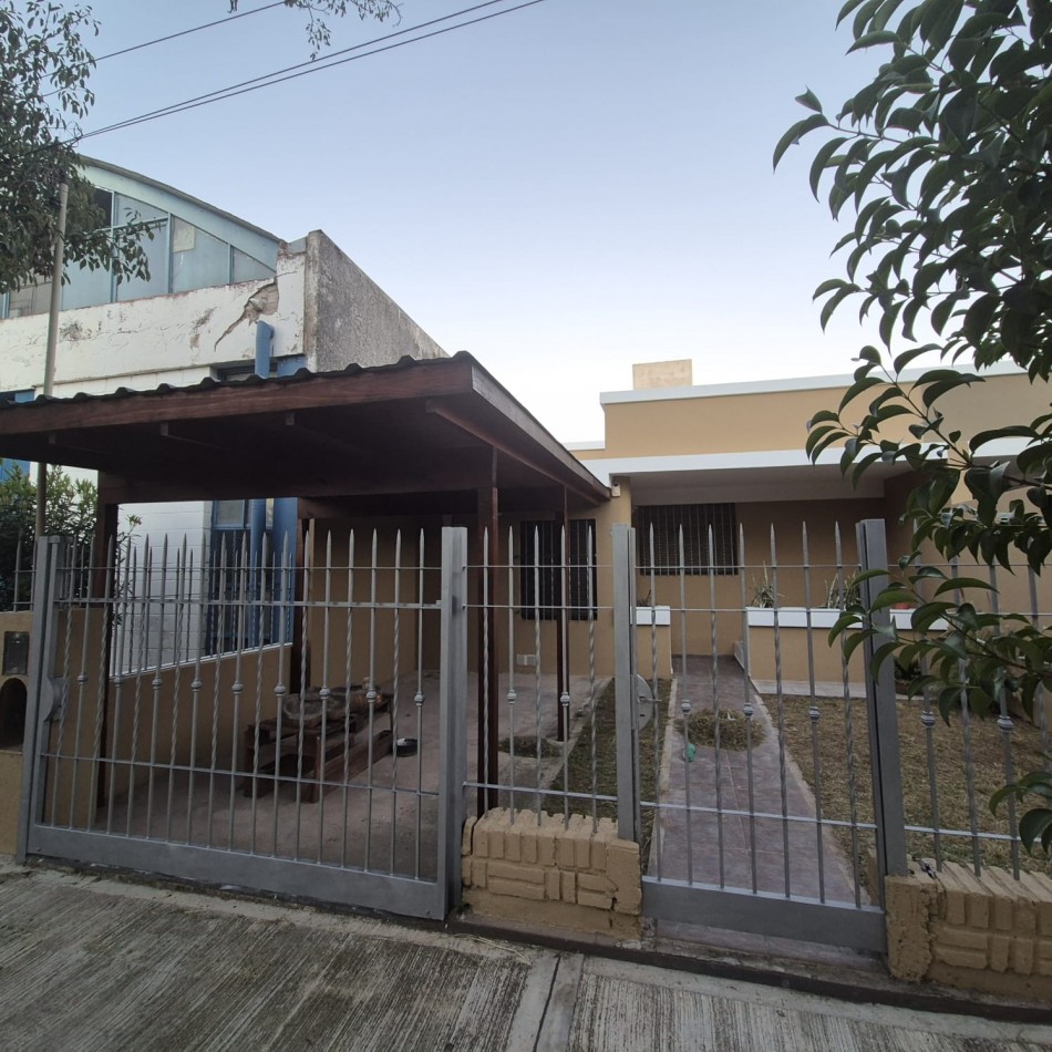 ROSEDAL, IMPECABLE VIVIENDA A UNA CUADRA DE RUTA 20.- 