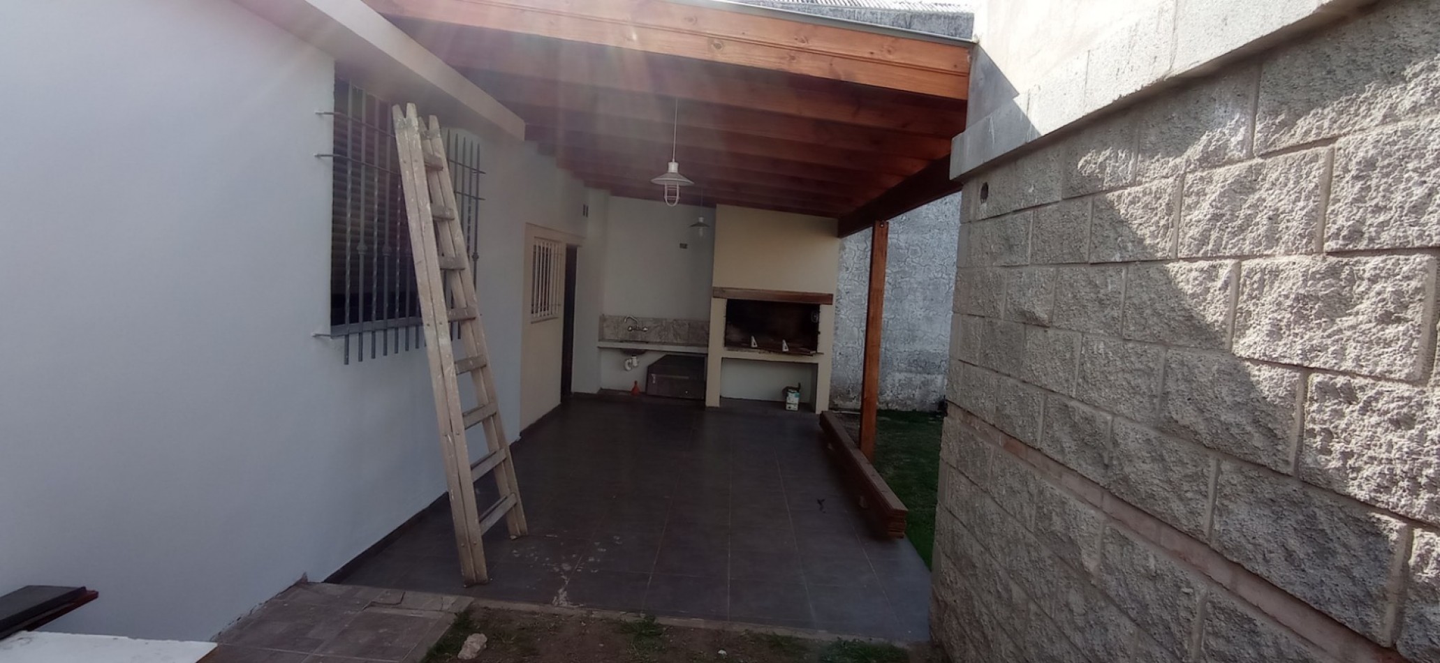 ROSEDAL, IMPECABLE VIVIENDA A UNA CUADRA DE RUTA 20.- 