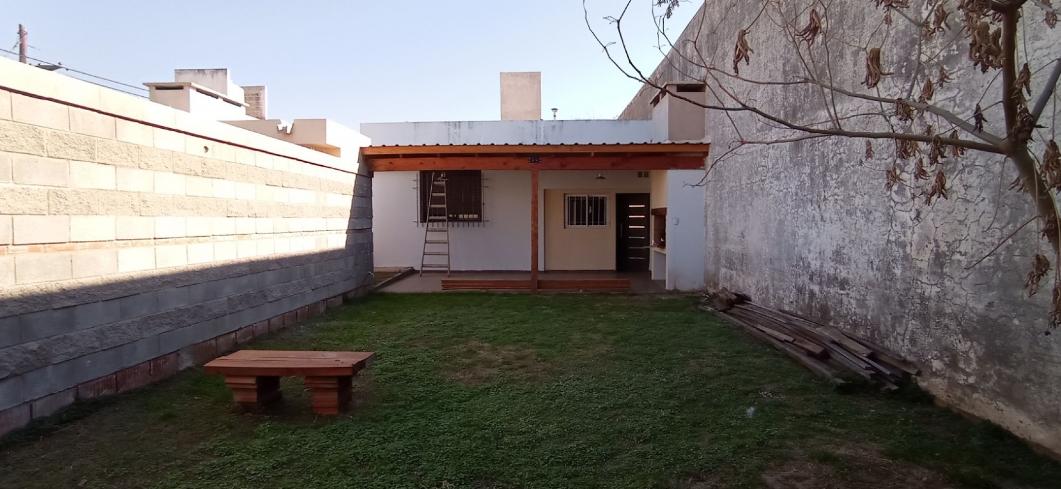 ROSEDAL, IMPECABLE VIVIENDA A UNA CUADRA DE RUTA 20.- 