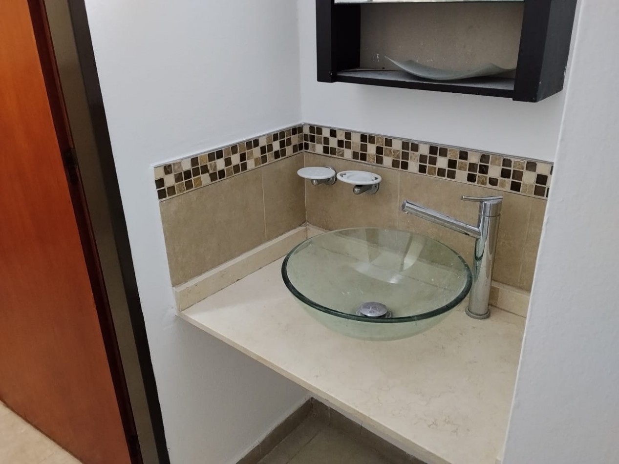 ROSEDAL, IMPECABLE VIVIENDA A UNA CUADRA DE RUTA 20.- 