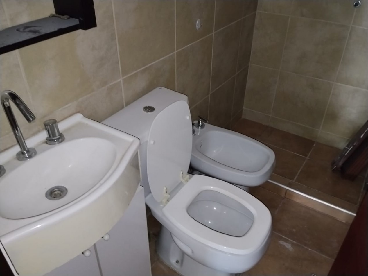 ROSEDAL, IMPECABLE VIVIENDA A UNA CUADRA DE RUTA 20.- 