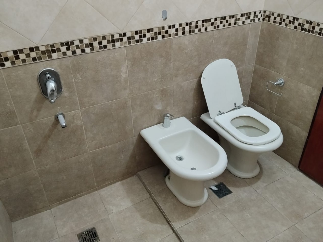 ROSEDAL, IMPECABLE VIVIENDA A UNA CUADRA DE RUTA 20.- 