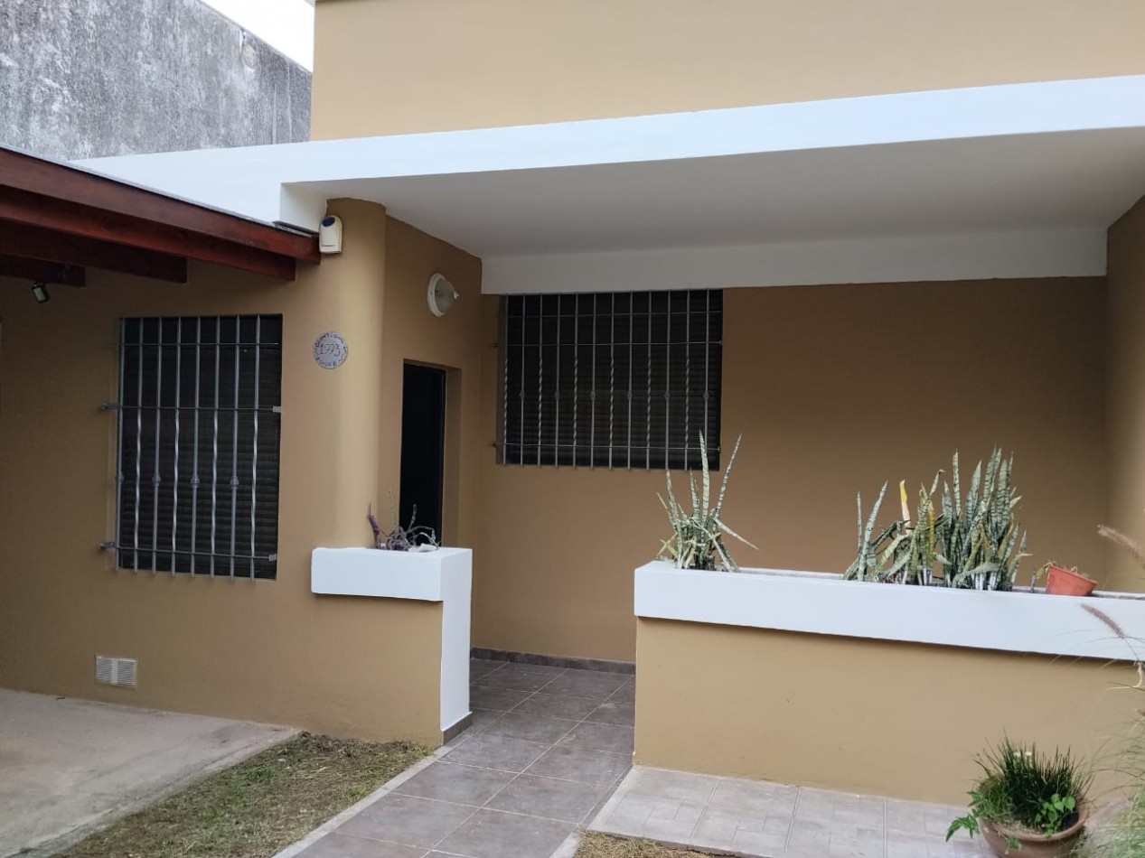 ROSEDAL, IMPECABLE VIVIENDA A UNA CUADRA DE RUTA 20.- 