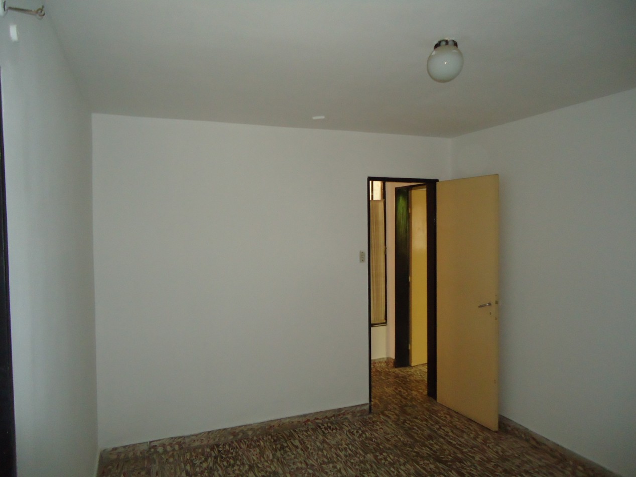 BARRIO ALTO ALBERDI, SE VENDE DEPARTAMENTO AMPLIO LUMINOSO CON PATIO