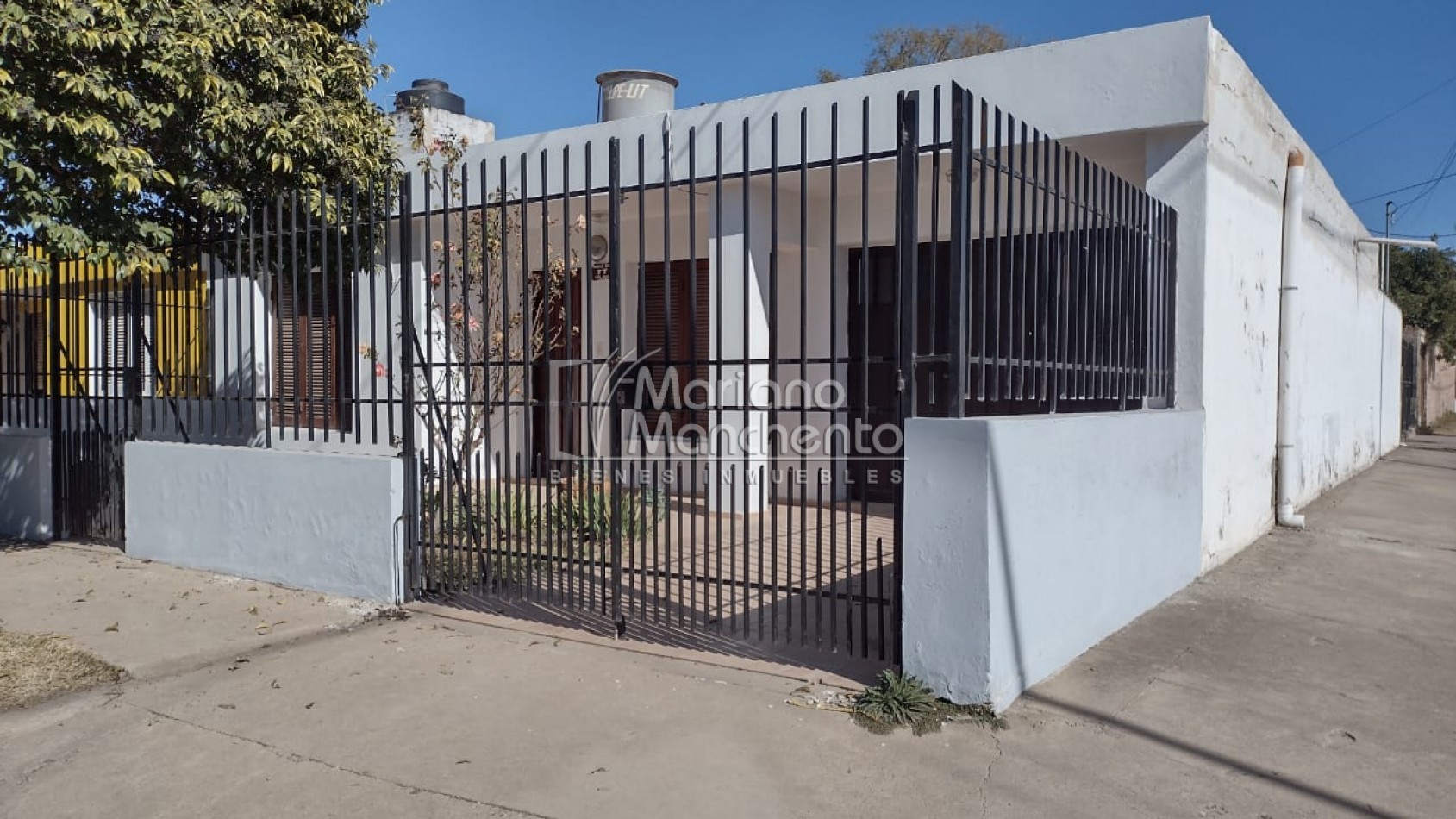 Excelente oportunidad, se vende casa en Barrio Estacion Flores. APPTA CREDITO CON PLANOS.- 