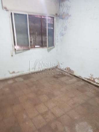 Barrio A.T.E., se vende casa amplia para reciclar