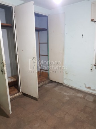 Barrio A.T.E., se vende casa amplia para reciclar