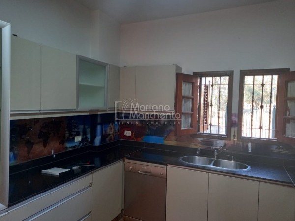 Bº Parque Chacabuco, excelente vivienda de categoría.-