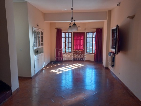 Bº Parque Chacabuco, excelente vivienda de categoría.-