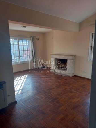 Bº Parque Chacabuco, excelente vivienda de categoría.-