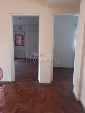 Bº Parque Chacabuco, excelente vivienda de categoría.-