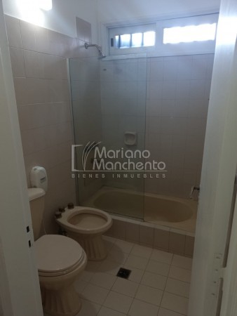 Bº Parque Chacabuco, excelente vivienda de categoría.-